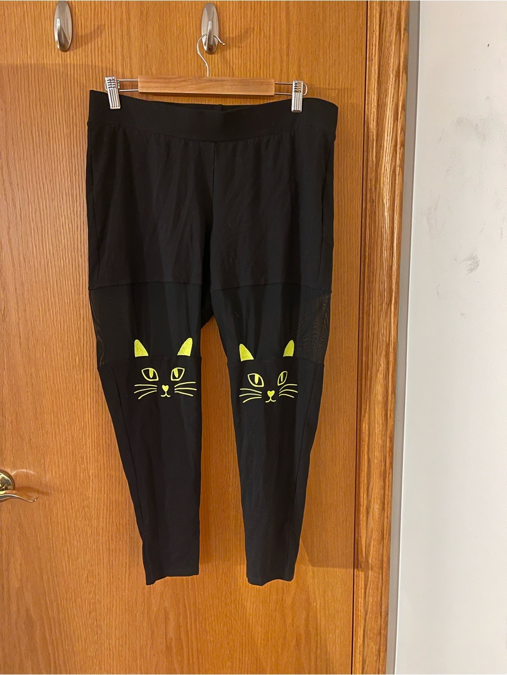 Torrid 2X Black Leggings with Neon Yellow Cat Face